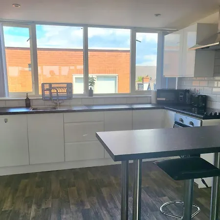 Perfect For Professionals & Business Travellers - Leeds City Views - Monthly Offers! ليدز